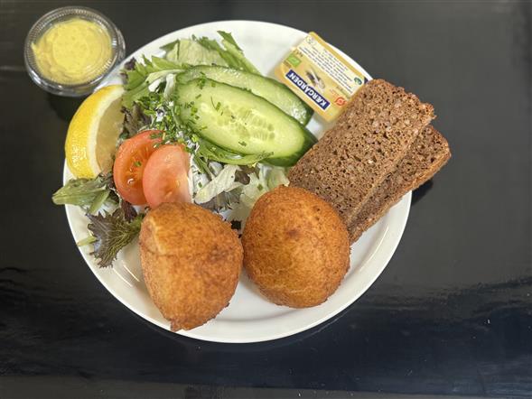 Fiskefrikadeller m. brød