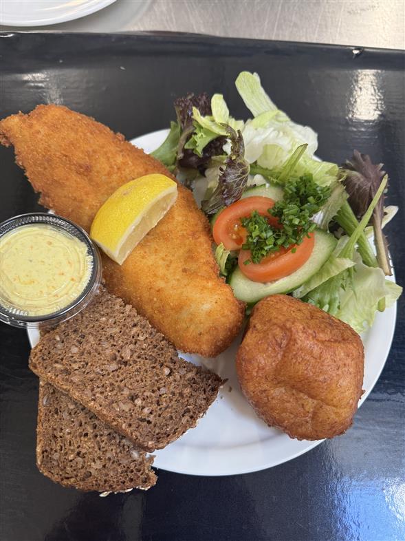 Fiskefilet og fiskefrikadelle m. brød