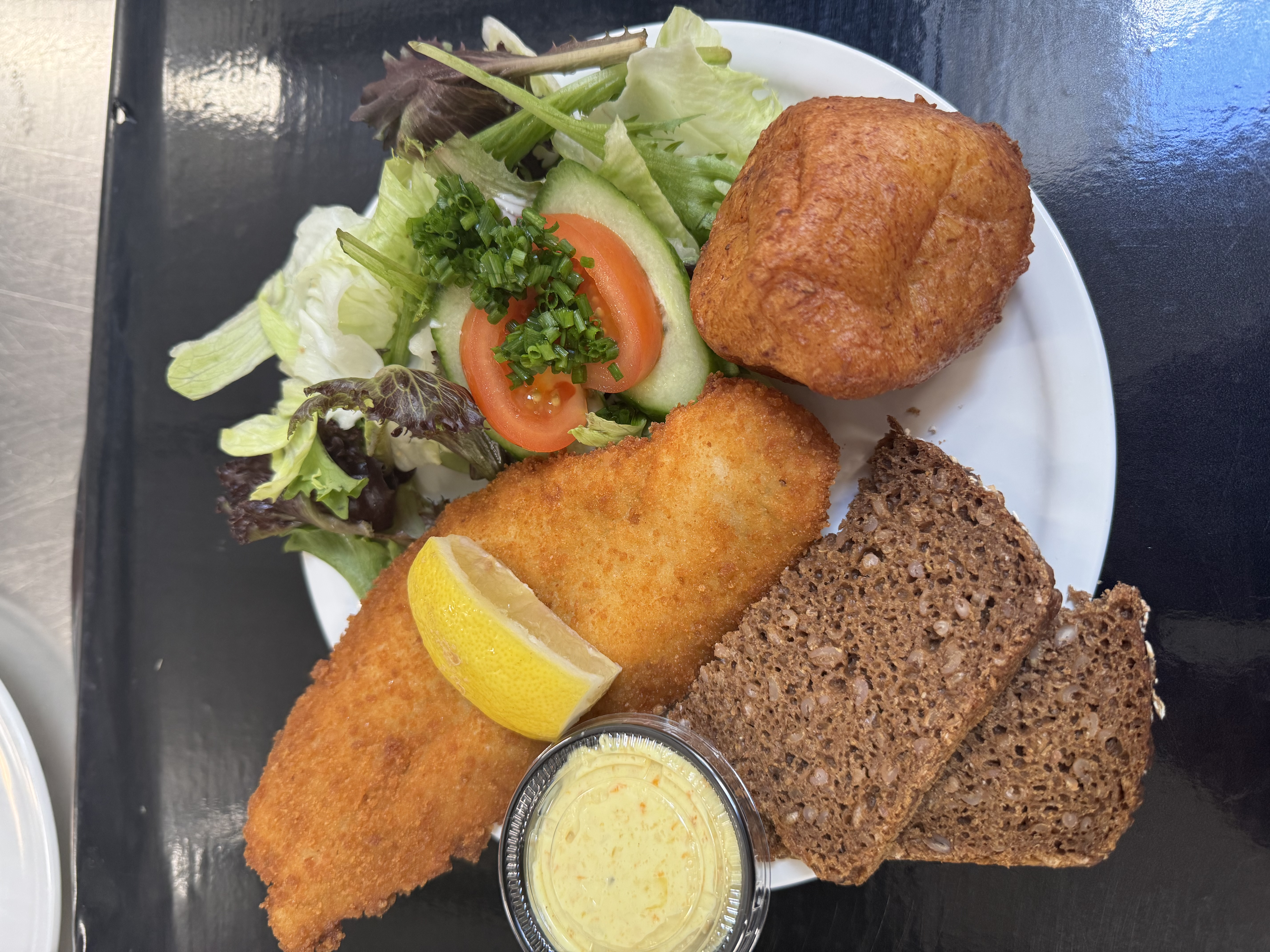 Fiskefilet og fiskefrikadelle m. brød | dragor-rogeri.dk